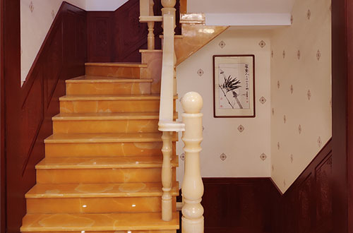 泾县中式别墅室内汉白玉石楼梯的定制安装装饰效果